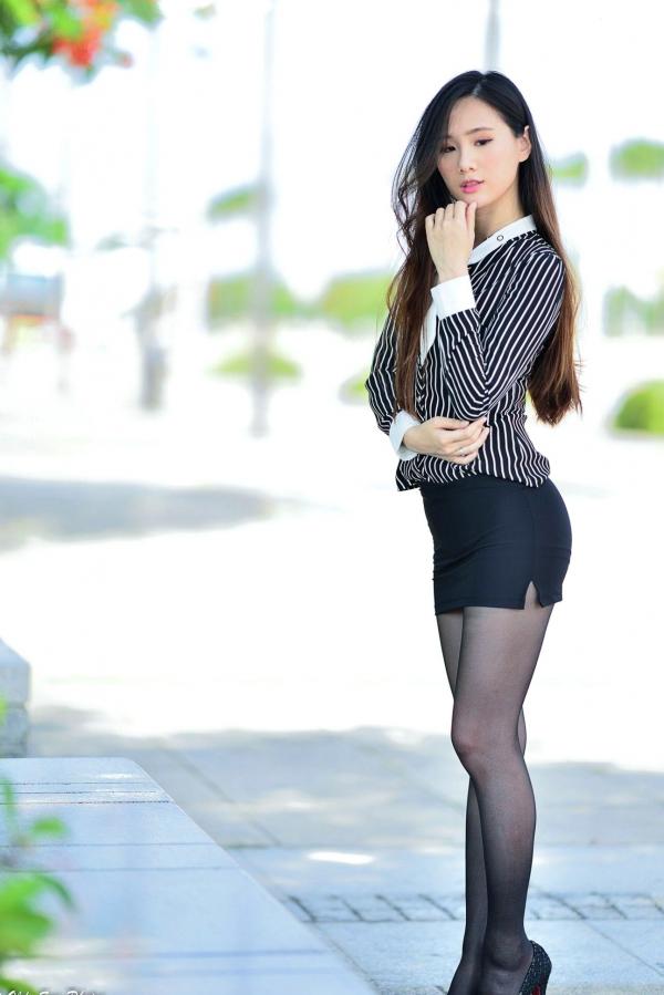    台湾正妹张小米户外街拍写真，黑色丝袜裹身尽显修长美腿，干练OL制服御姐气质集锦第6张图片