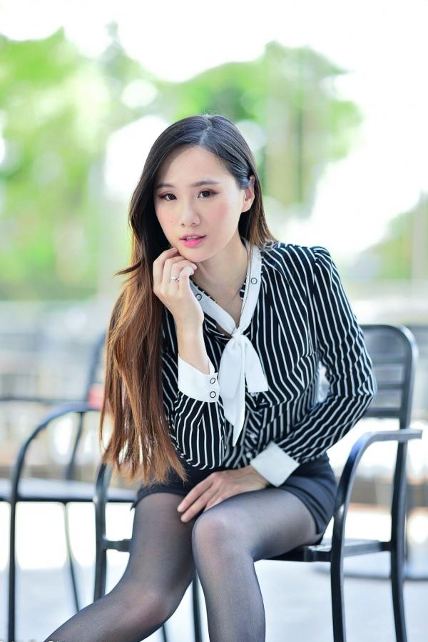    台湾正妹张小米户外街拍写真，黑色丝袜裹身尽显修长美腿，干练OL制服御姐气质集锦第14张图片