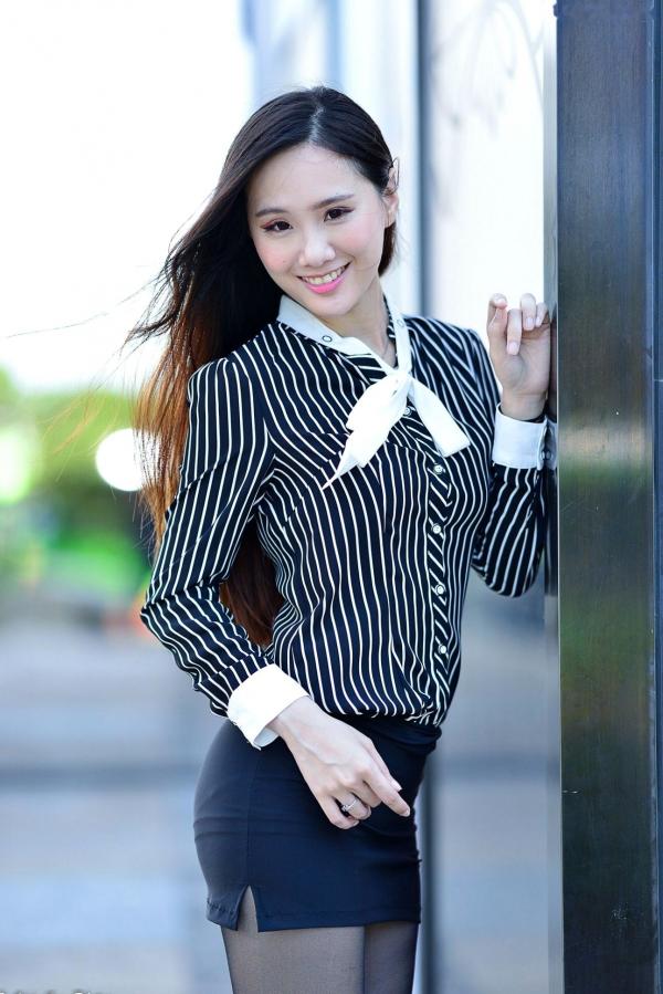    台湾正妹张小米户外街拍写真，黑色丝袜裹身尽显修长美腿，干练OL制服御姐气质集锦第16张图片