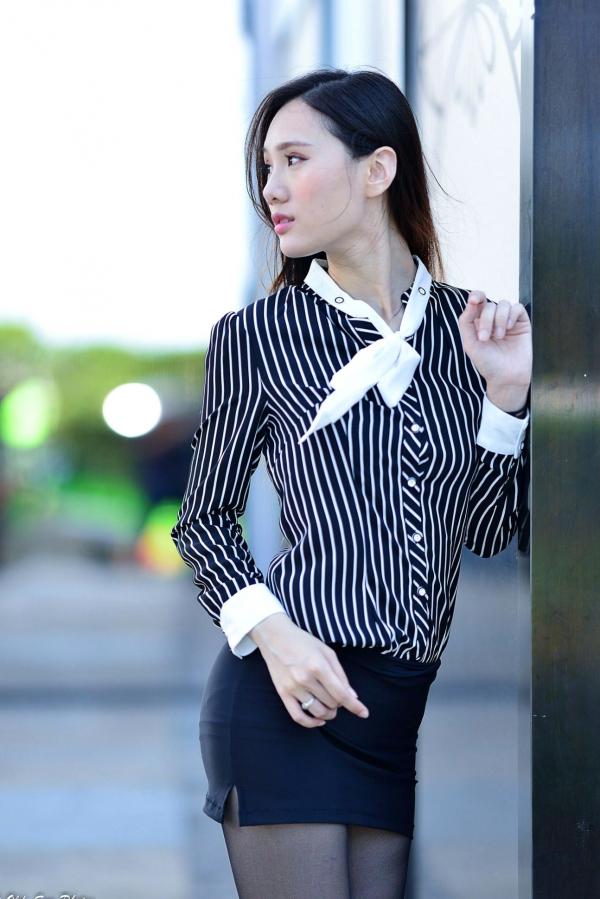   台湾正妹张小米户外街拍写真，黑色丝袜裹身尽显修长美腿，干练OL制服御姐气质集锦第17张图片