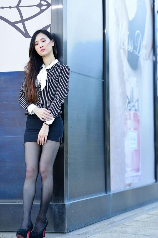    台湾正妹张小米户外街拍写真，黑色丝袜裹身尽显修长美腿，干练OL制服御姐气质集锦第23张图片