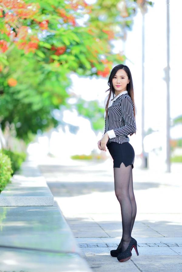    台湾正妹张小米户外街拍写真，黑色丝袜裹身尽显修长美腿，干练OL制服御姐气质集锦第29张图片