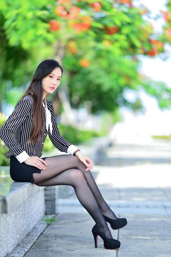    台湾正妹张小米户外街拍写真，黑色丝袜裹身尽显修长美腿，干练OL制服御姐气质集锦第36张图片