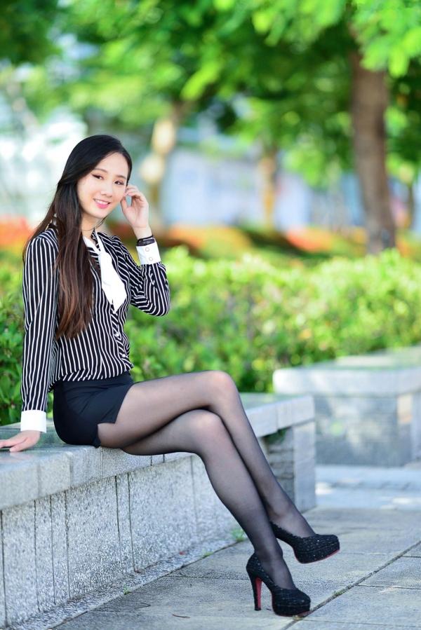    台湾正妹张小米户外街拍写真，黑色丝袜裹身尽显修长美腿，干练OL制服御姐气质集锦第37张图片