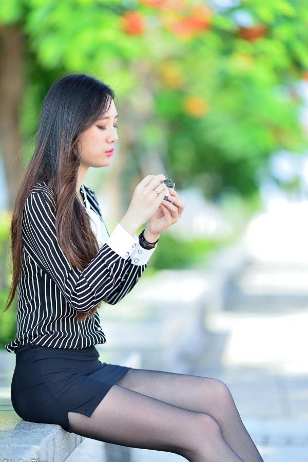    台湾正妹张小米户外街拍写真，黑色丝袜裹身尽显修长美腿，干练OL制服御姐气质集锦第39张图片