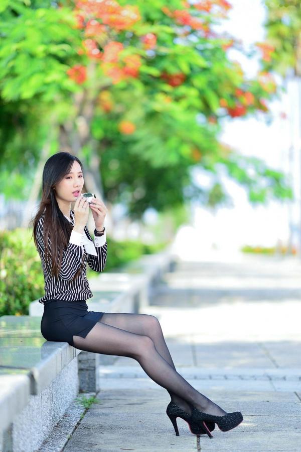    台湾正妹张小米户外街拍写真，黑色丝袜裹身尽显修长美腿，干练OL制服御姐气质集锦第40张图片