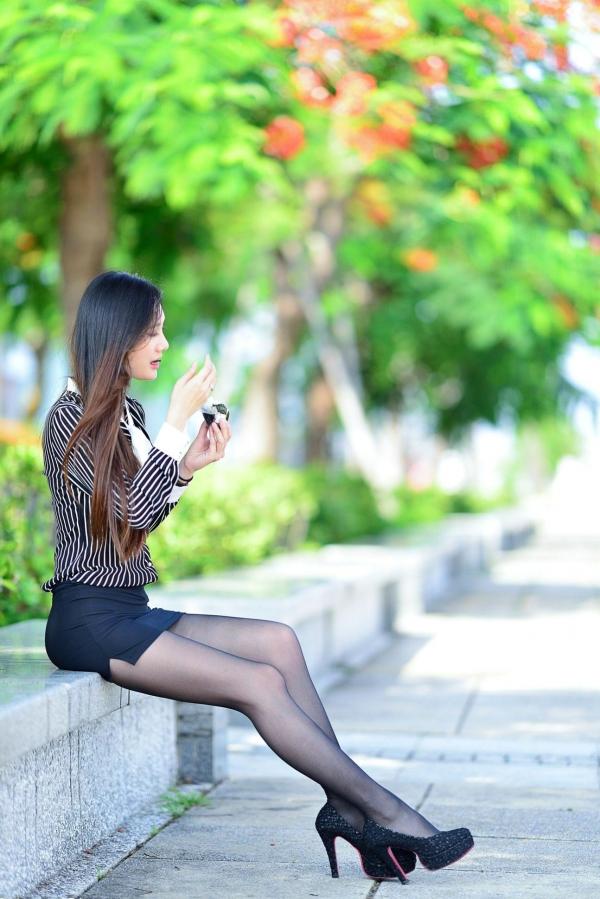    台湾正妹张小米户外街拍写真，黑色丝袜裹身尽显修长美腿，干练OL制服御姐气质集锦第41张图片