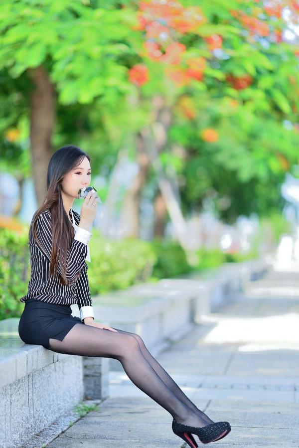    台湾正妹张小米户外街拍写真，黑色丝袜裹身尽显修长美腿，干练OL制服御姐气质集锦第42张图片
