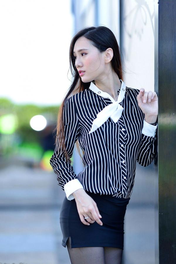    台湾正妹张小米户外街拍写真，黑色丝袜裹身尽显修长美腿，干练OL制服御姐气质集锦第48张图片