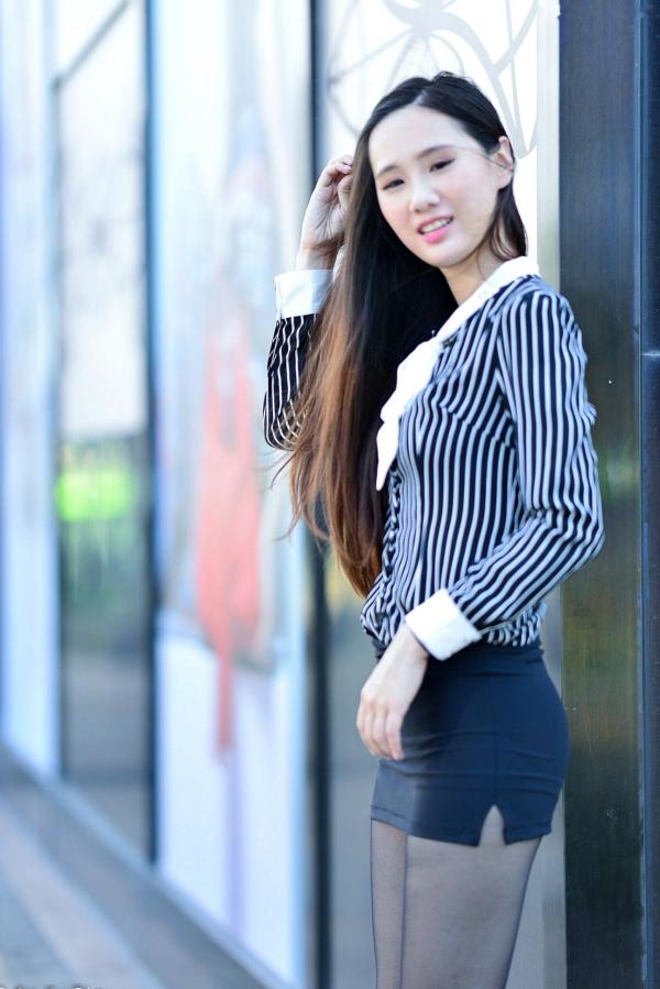    台湾正妹张小米户外街拍写真，黑色丝袜裹身尽显修长美腿，干练OL制服御姐气质集锦第49张图片