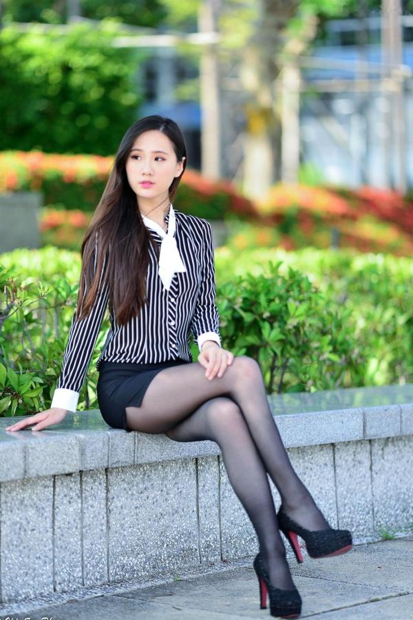    台湾正妹张小米户外街拍写真，黑色丝袜裹身尽显修长美腿，干练OL制服御姐气质集锦第54张图片