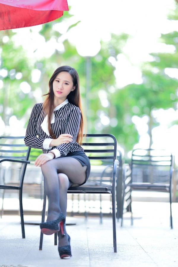    台湾正妹张小米户外街拍写真，黑色丝袜裹身尽显修长美腿，干练OL制服御姐气质集锦第64张图片