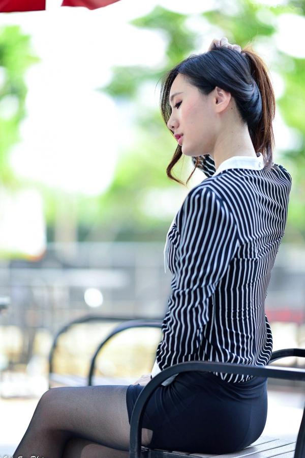    台湾正妹张小米户外街拍写真，黑色丝袜裹身尽显修长美腿，干练OL制服御姐气质集锦第72张图片