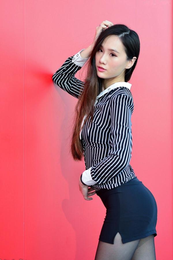    台湾正妹张小米户外街拍写真，黑色丝袜裹身尽显修长美腿，干练OL制服御姐气质集锦第82张图片