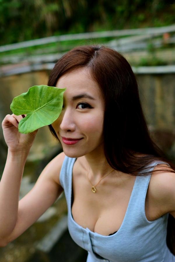    台湾正妹Dora妍希《山水绿户外》清新写真，甜美御姐多套穿搭尽显修长美腿与性感身材第31张图片