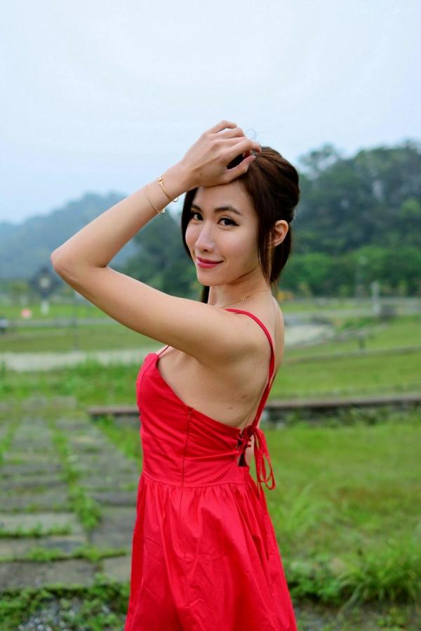    台湾正妹Dora妍希《山水绿户外》清新写真，甜美御姐多套穿搭尽显修长美腿与性感身材第40张图片