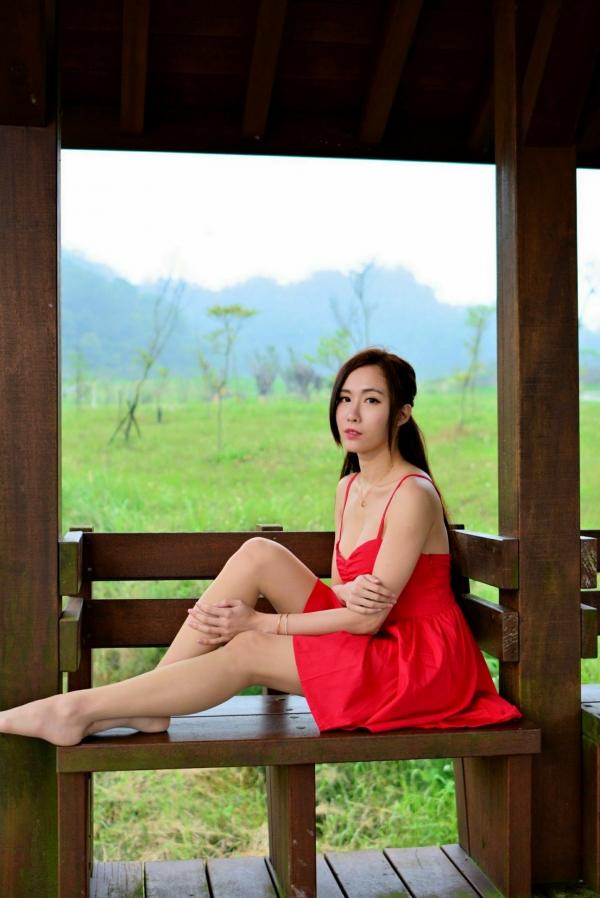    台湾正妹Dora妍希《山水绿户外》清新写真，甜美御姐多套穿搭尽显修长美腿与性感身材第46张图片