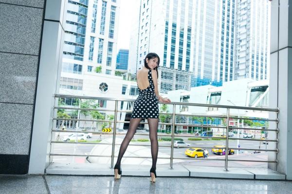    台湾正妹小梵户外都市写真_黑丝波点短裙高跟鞋诱惑气质套图[37P]第7张图片