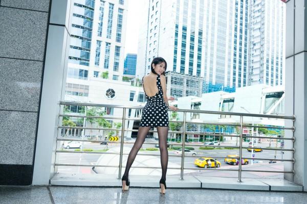    台湾正妹小梵户外都市写真_黑丝波点短裙高跟鞋诱惑气质套图[37P]第12张图片