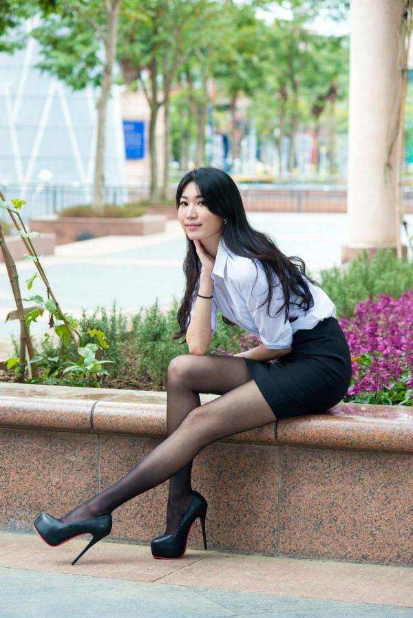    台湾正妹小梵户外都市写真_黑丝波点短裙高跟鞋诱惑气质套图[37P]第24张图片