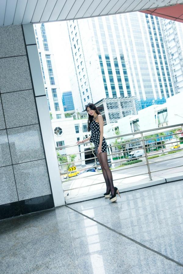   台湾正妹小梵户外都市写真_黑丝波点短裙高跟鞋诱惑气质套图[37P]第36张图片