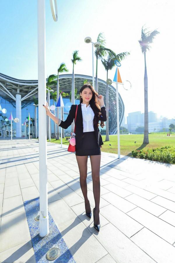    台湾正妹小梵《展览馆旁OL街拍》极品黑丝美腿职场风格户外写真集[86P]第1张图片