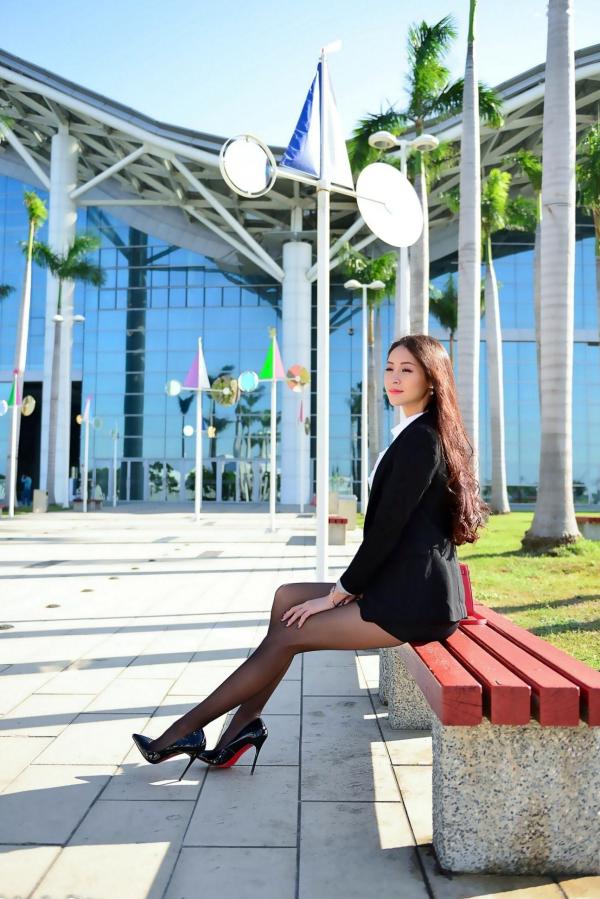    台湾正妹小梵《展览馆旁OL街拍》极品黑丝美腿职场风格户外写真集[86P]第10张图片