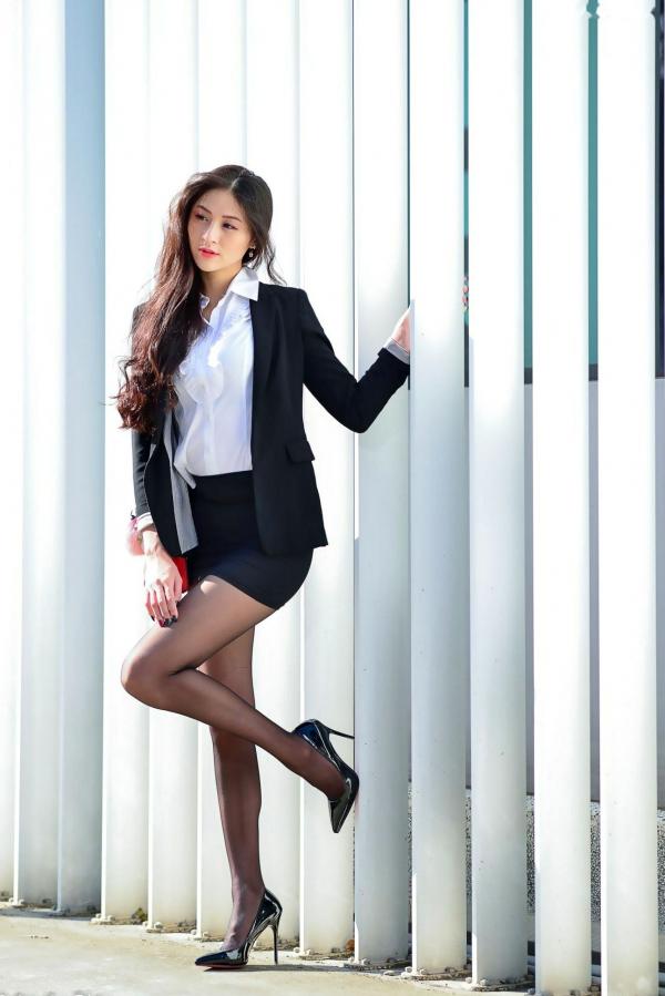    台湾正妹小梵《展览馆旁OL街拍》极品黑丝美腿职场风格户外写真集[86P]第31张图片
