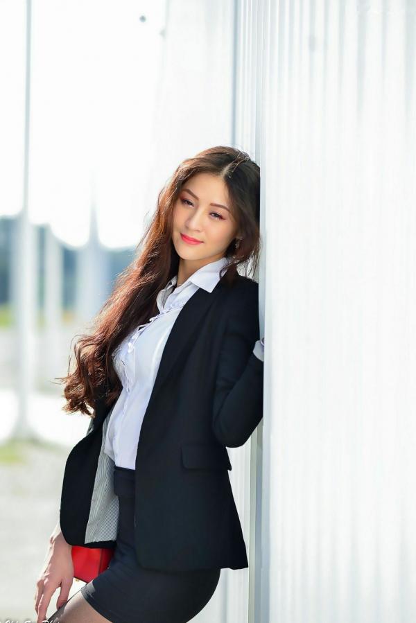    台湾正妹小梵《展览馆旁OL街拍》极品黑丝美腿职场风格户外写真集[86P]第32张图片