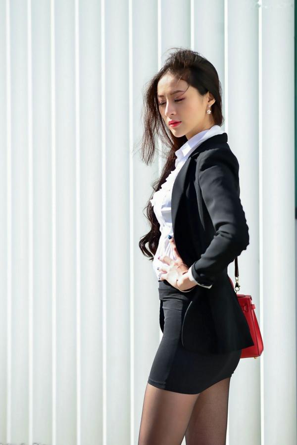    台湾正妹小梵《展览馆旁OL街拍》极品黑丝美腿职场风格户外写真集[86P]第51张图片