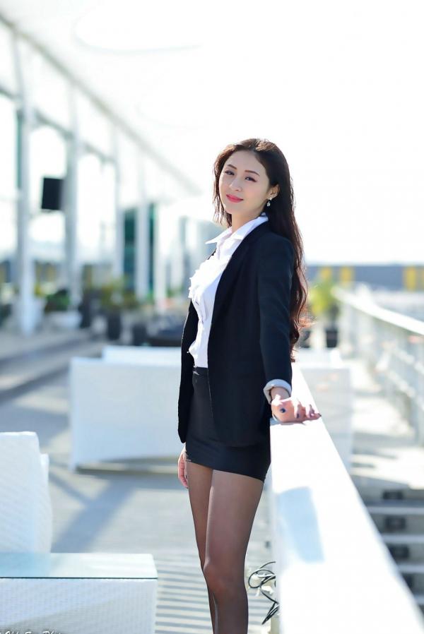    台湾正妹小梵《展览馆旁OL街拍》极品黑丝美腿职场风格户外写真集[86P]第62张图片