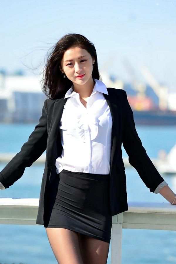    台湾正妹小梵《展览馆旁OL街拍》极品黑丝美腿职场风格户外写真集[86P]第67张图片