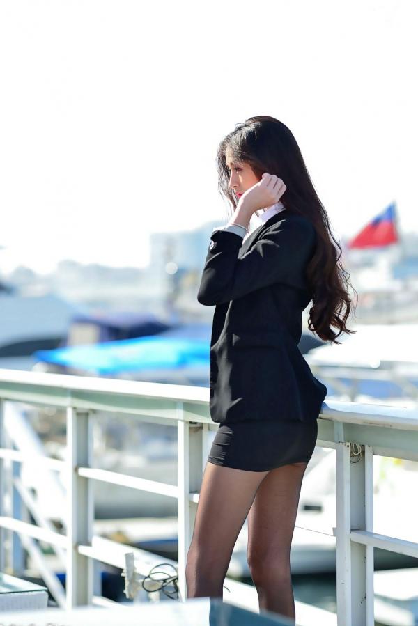    台湾正妹小梵《展览馆旁OL街拍》极品黑丝美腿职场风格户外写真集[86P]第73张图片