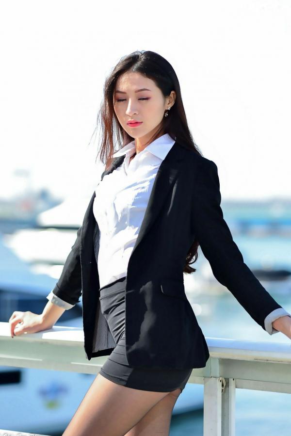    台湾正妹小梵《展览馆旁OL街拍》极品黑丝美腿职场风格户外写真集[86P]第74张图片