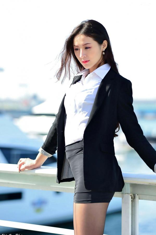    台湾正妹小梵《展览馆旁OL街拍》极品黑丝美腿职场风格户外写真集[86P]第76张图片
