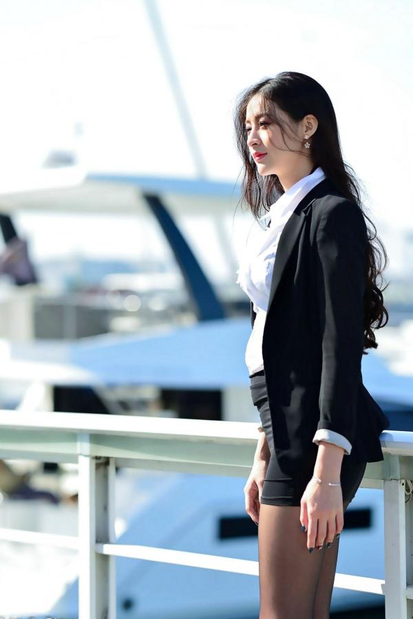    台湾正妹小梵《展览馆旁OL街拍》极品黑丝美腿职场风格户外写真集[86P]第77张图片