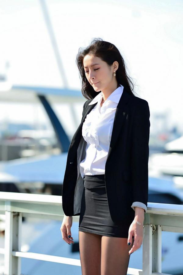    台湾正妹小梵《展览馆旁OL街拍》极品黑丝美腿职场风格户外写真集[86P]第78张图片