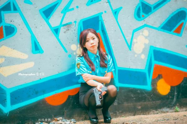    台湾正妹赖筱菁《中彰桥下》女警制服诱惑，户外黑丝美腿写真集第8张图片