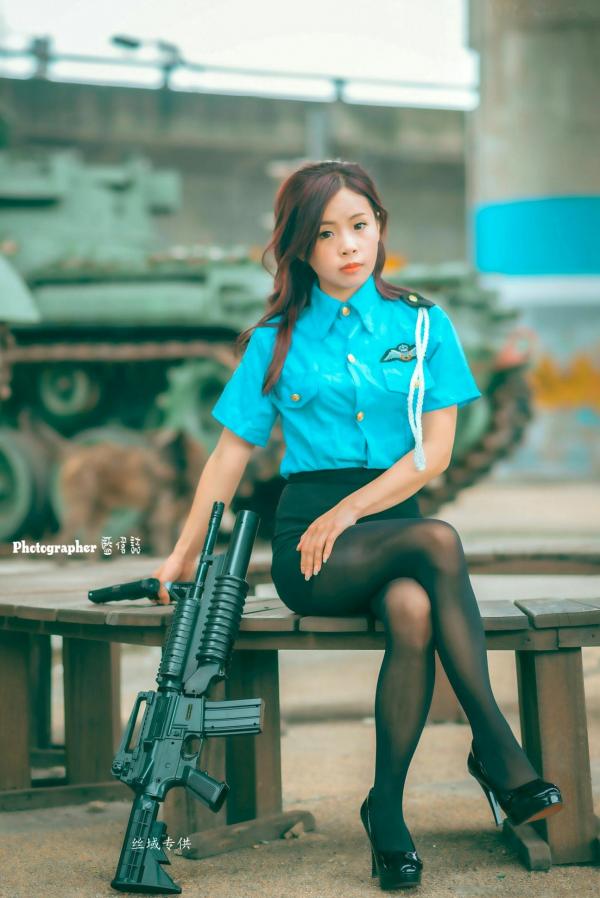    台湾正妹赖筱菁《中彰桥下》女警制服诱惑，户外黑丝美腿写真集第16张图片