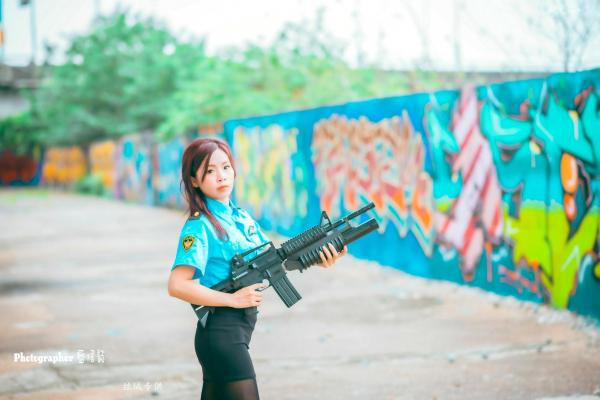    台湾正妹赖筱菁《中彰桥下》女警制服诱惑，户外黑丝美腿写真集第28张图片