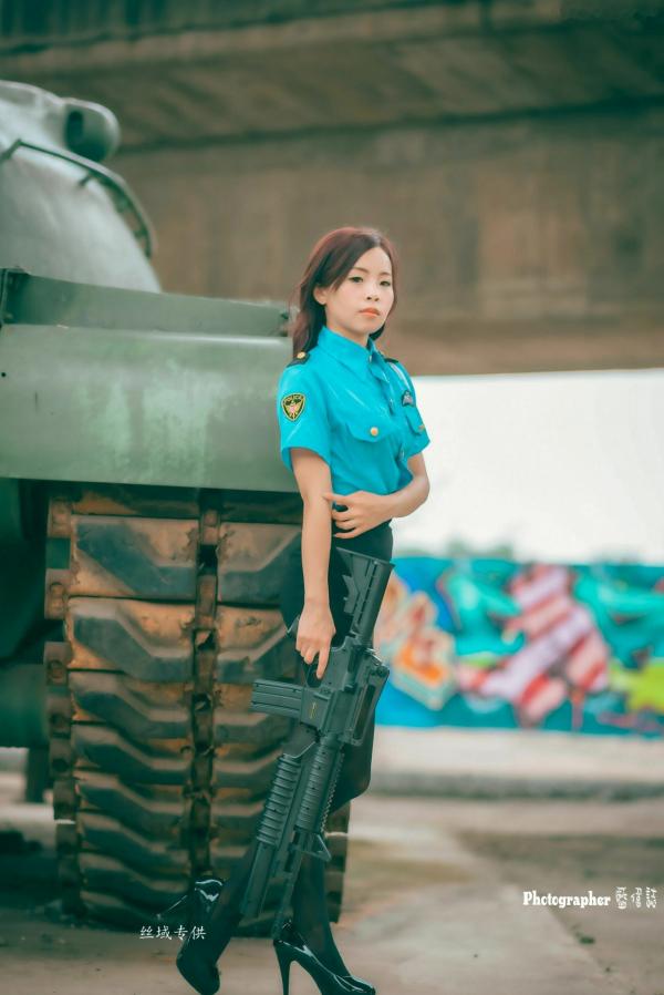    台湾正妹赖筱菁《中彰桥下》女警制服诱惑，户外黑丝美腿写真集第31张图片