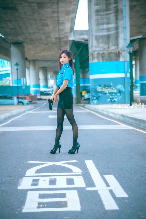   台湾正妹赖筱菁《中彰桥下》女警制服诱惑，户外黑丝美腿写真集第34张图片