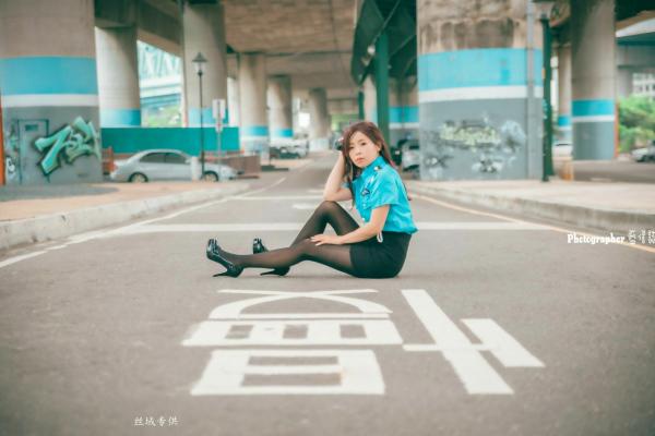    台湾正妹赖筱菁《中彰桥下》女警制服诱惑，户外黑丝美腿写真集第35张图片