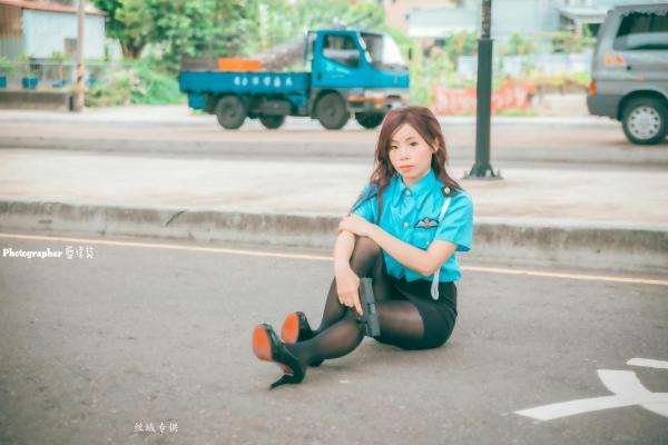    台湾正妹赖筱菁《中彰桥下》女警制服诱惑，户外黑丝美腿写真集第36张图片