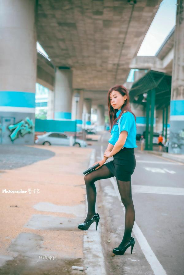    台湾正妹赖筱菁《中彰桥下》女警制服诱惑，户外黑丝美腿写真集第37张图片