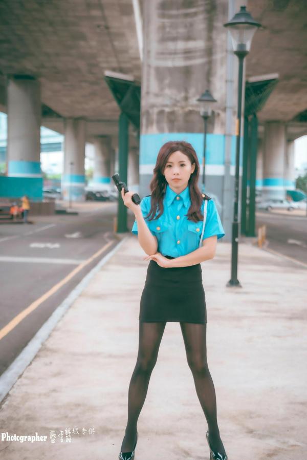    台湾正妹赖筱菁《中彰桥下》女警制服诱惑，户外黑丝美腿写真集第45张图片