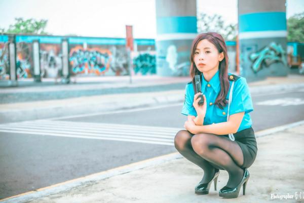    台湾正妹赖筱菁《中彰桥下》女警制服诱惑，户外黑丝美腿写真集第49张图片