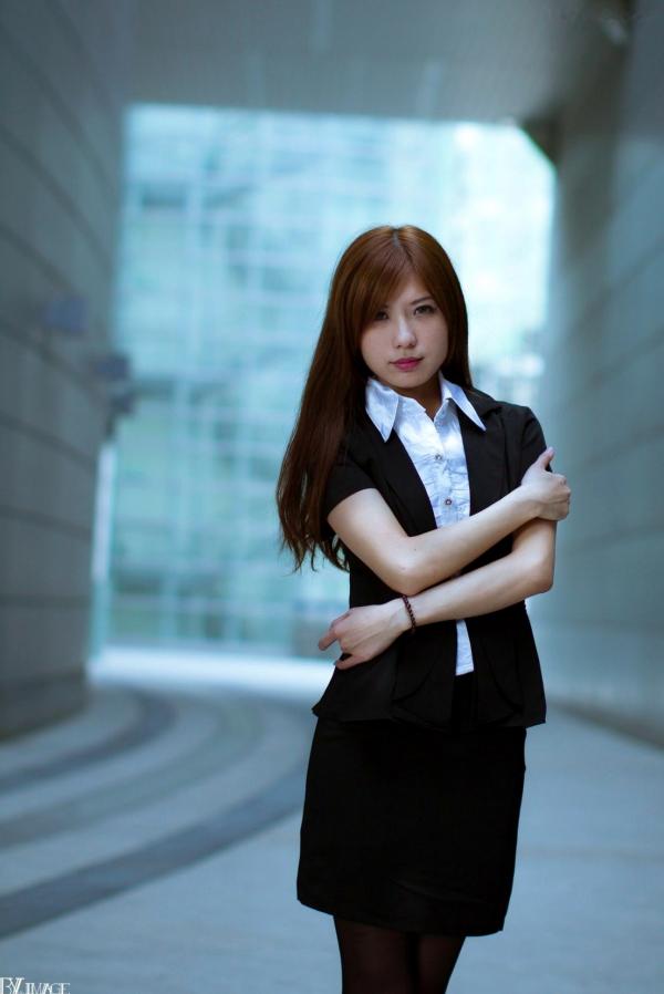    台湾正妹张子瀞《小瀞》职场OL套装与街拍清新风格写真集[28P]第1张图片