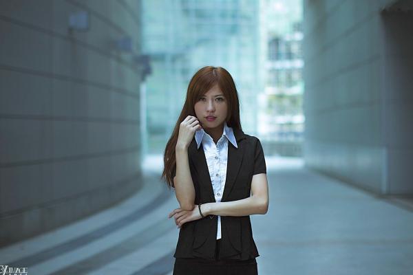    台湾正妹张子瀞《小瀞》职场OL套装与街拍清新风格写真集[28P]第4张图片