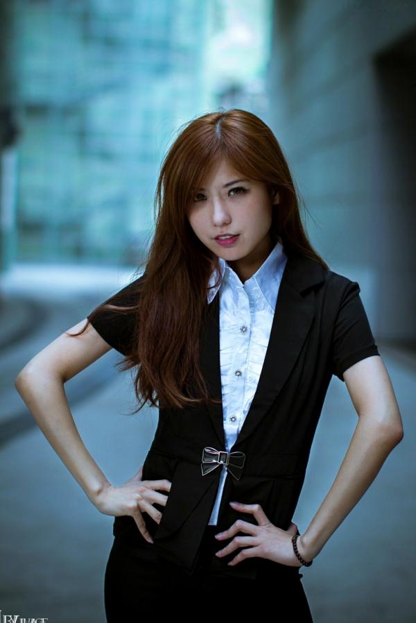    台湾正妹张子瀞《小瀞》职场OL套装与街拍清新风格写真集[28P]第5张图片